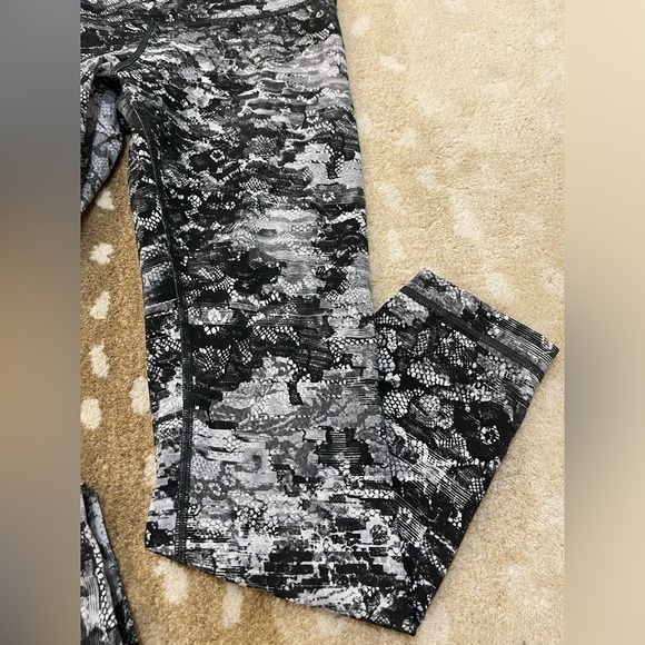 Lululemon Wunder Under High-Rise 7/8 Tight *Full-On Luxtreme 25" women’s size 6 - Picture 6 of 11